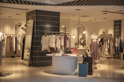 打造魅力衣橱 品牌女装店的零售策略与消费体验