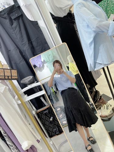 服装工厂店的生存之道 批发与零售并行，激活市场活力